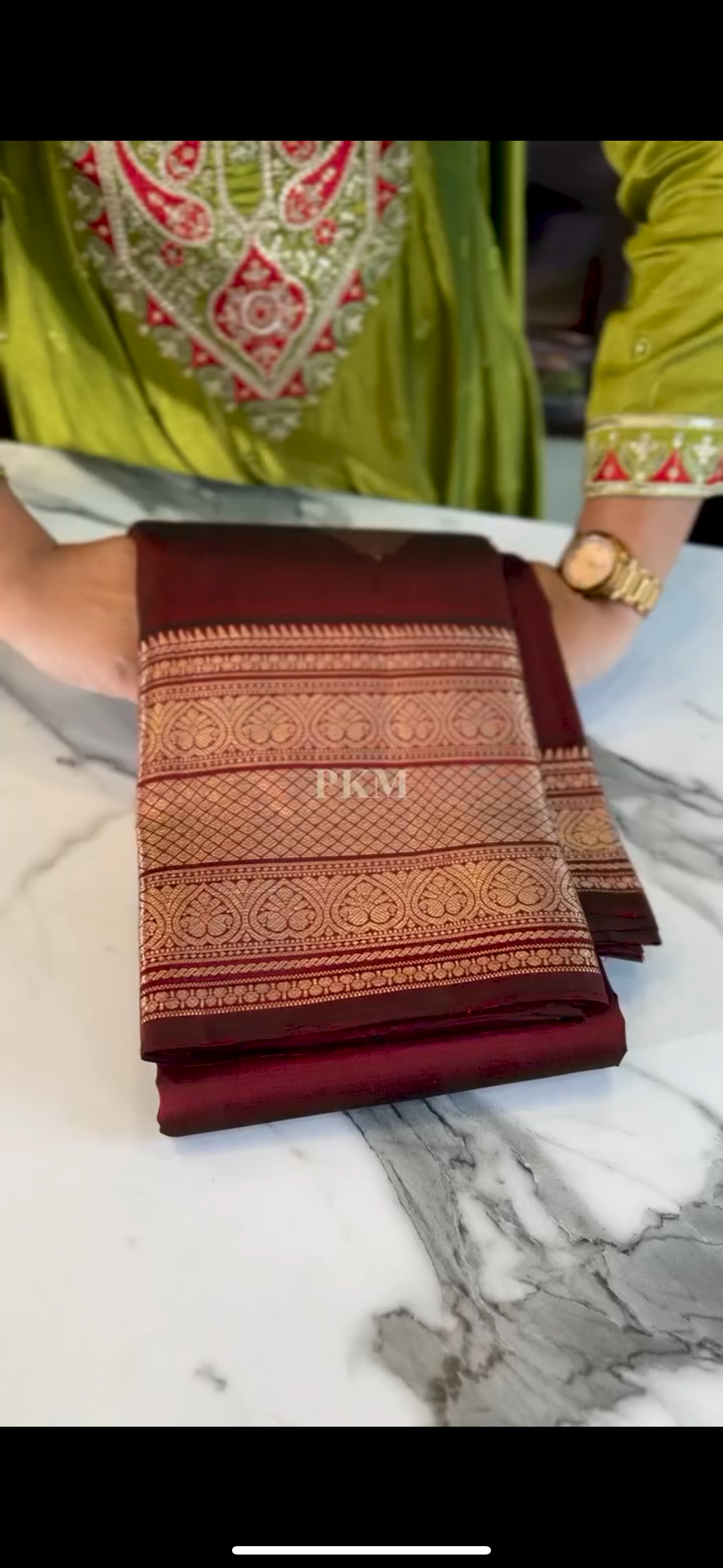 Ineffable Wine Soft Banarasi Silk Saree With Gratifying Blouse Piece