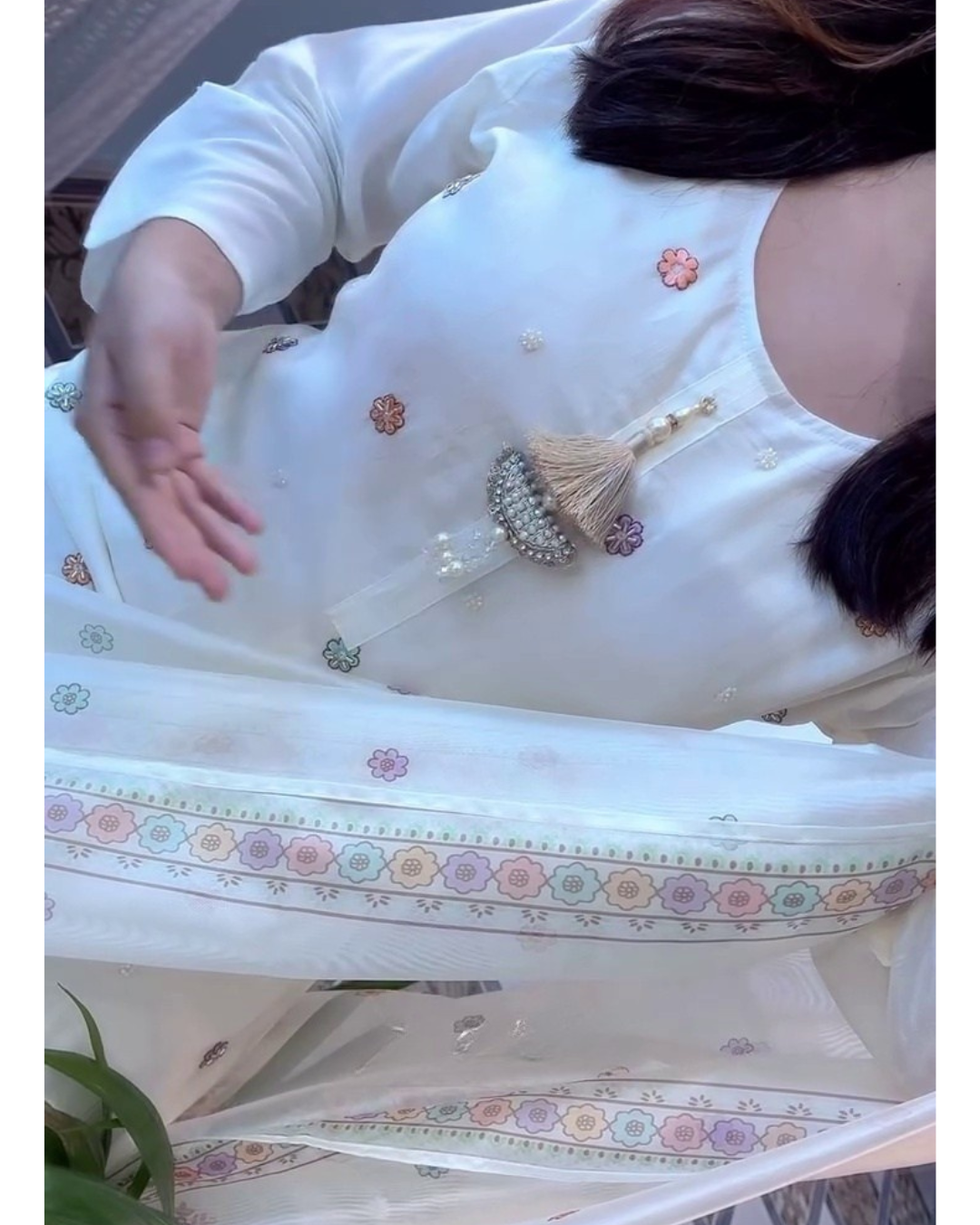 Elegant Off-White Embroidered Kurta Set with Dupatta – Premium Ethnic Wear for Women