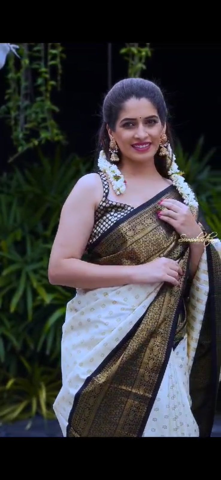 Self Design Kanjivaram Jacquard Saree (Cream)