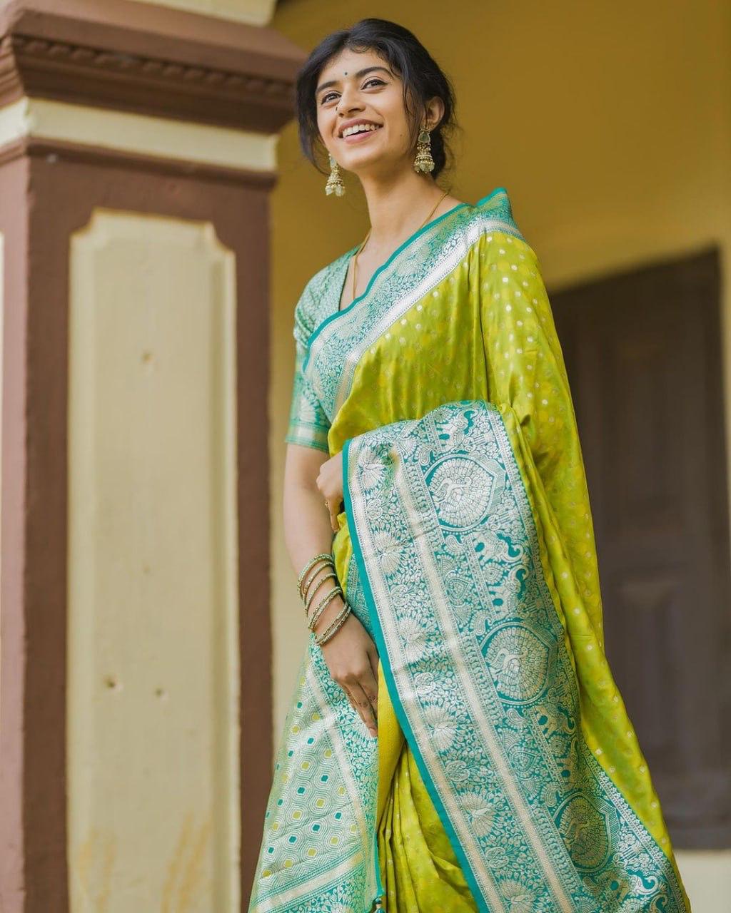 Women Woven Saree with Contrast Border