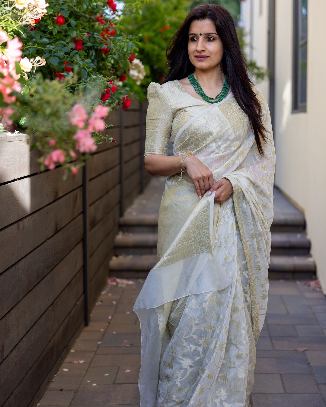 Women Banarasi Silk Saree with Contrast Border