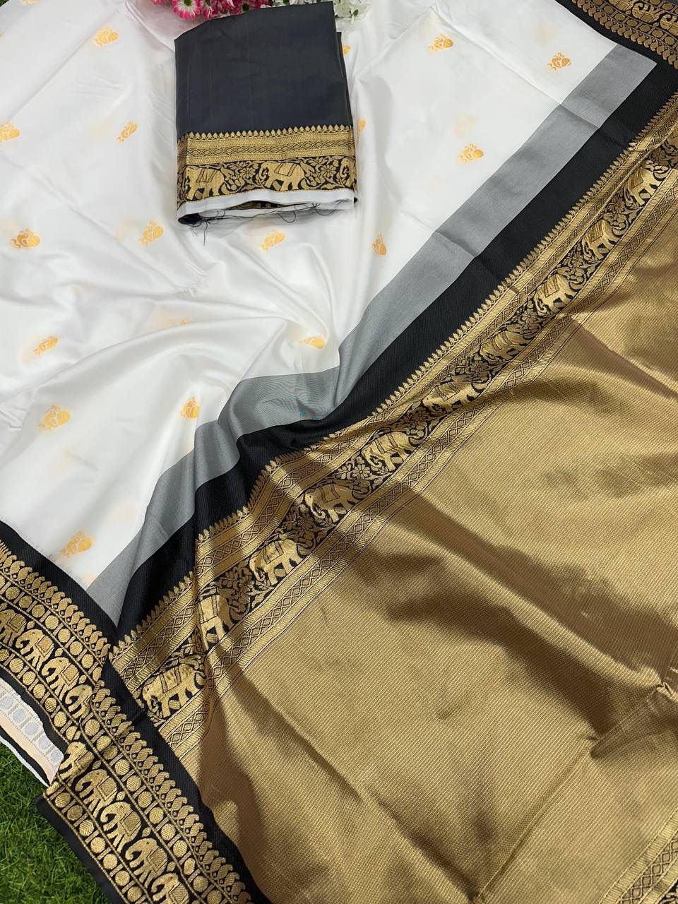 Women Woven Saree with Contrast Border